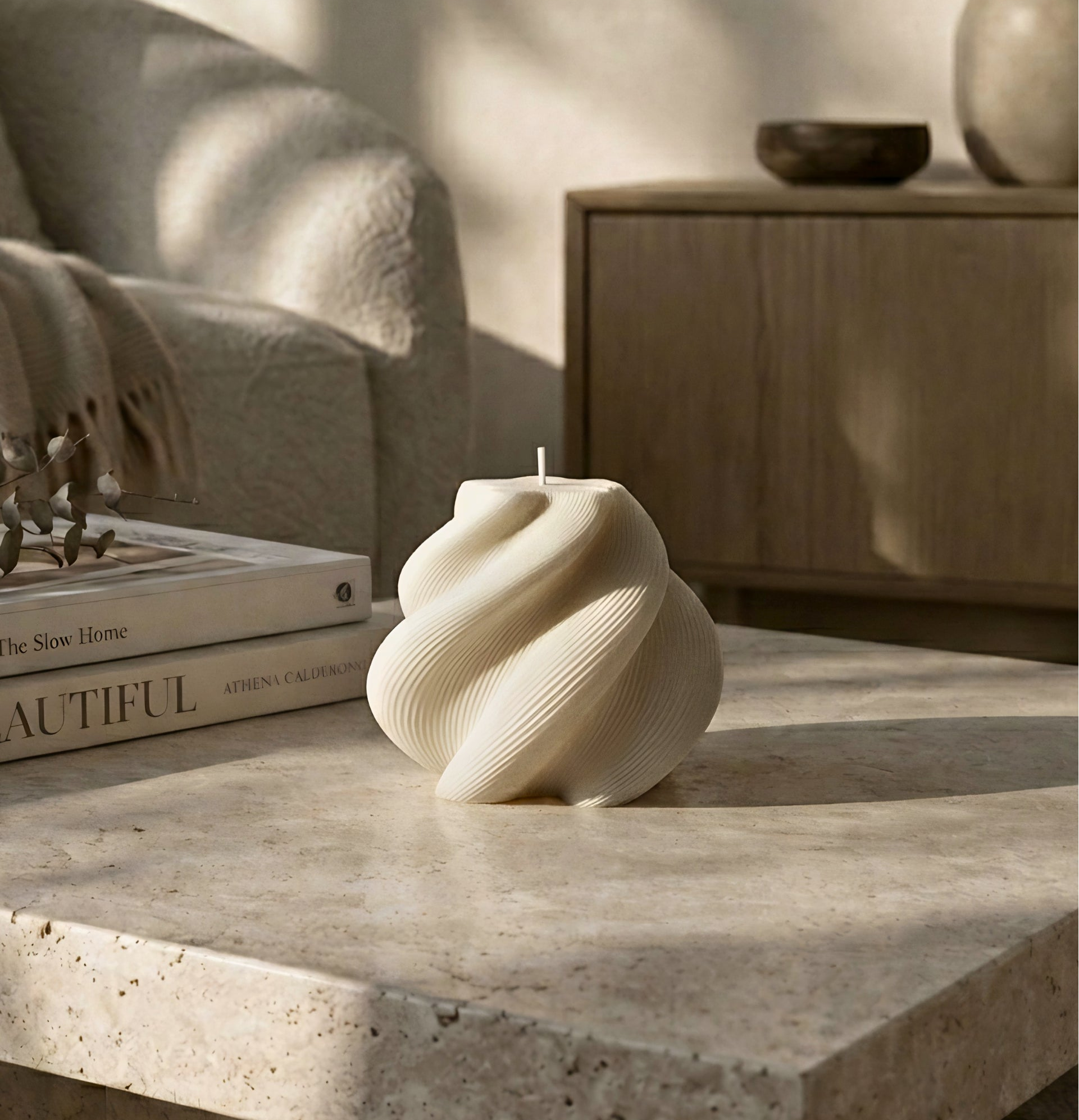 Bougie sculpturale SIGNATURE BØREA créant une ambiance élégante et apaisante dans un intérieur minimaliste