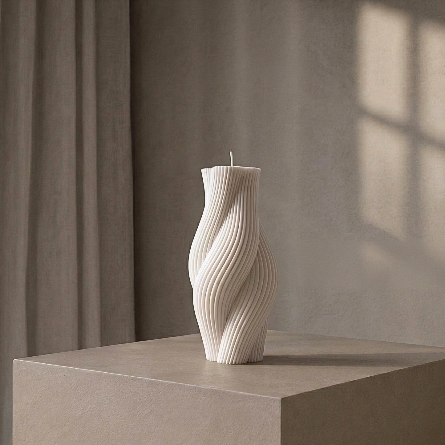 Bougie sculpturale HALO BØREA créant une ambiance élégante et apaisante dans un intérieur minimaliste