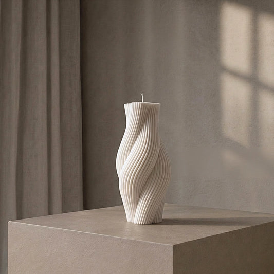Bougie sculpturale HALO BØREA créant une ambiance élégante et apaisante dans un intérieur minimaliste