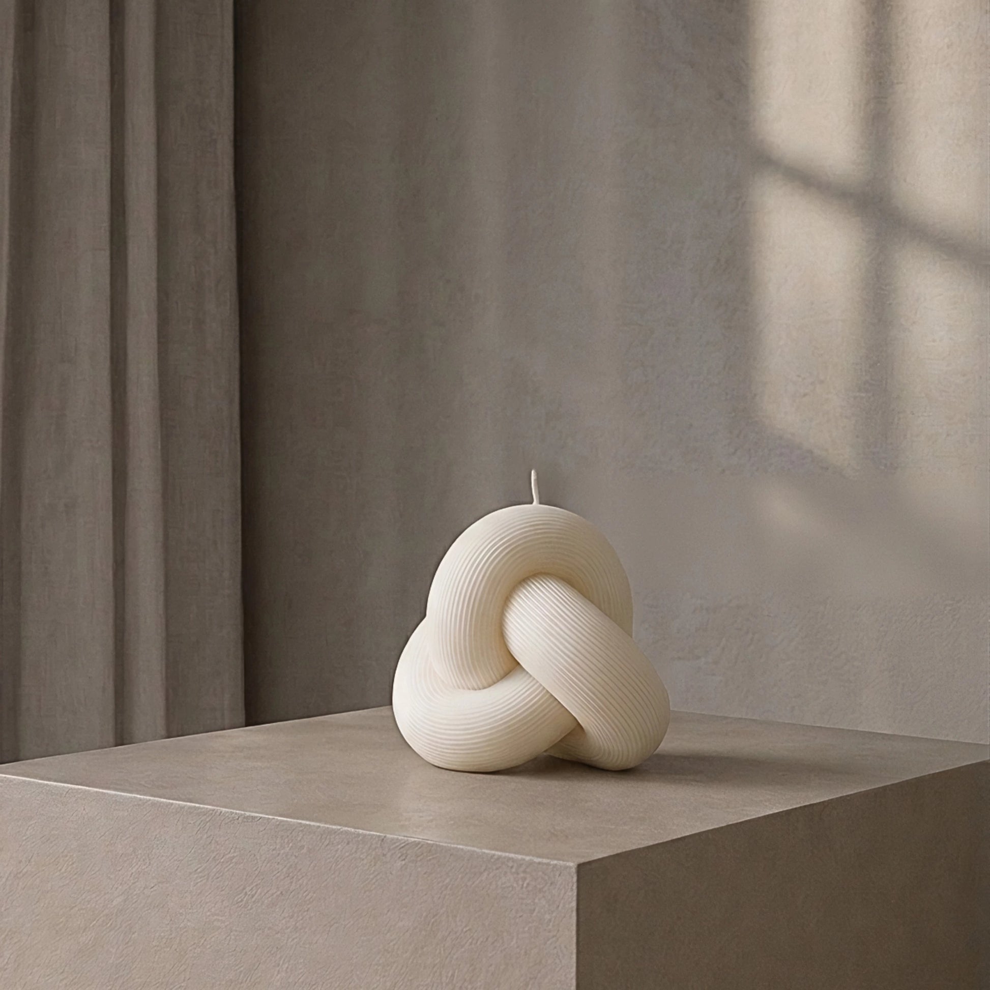 Chandelle décorative KODA BØREA dans un univers minimaliste et chaleureux évoquant les rituels nordiques et le luxe artisanal