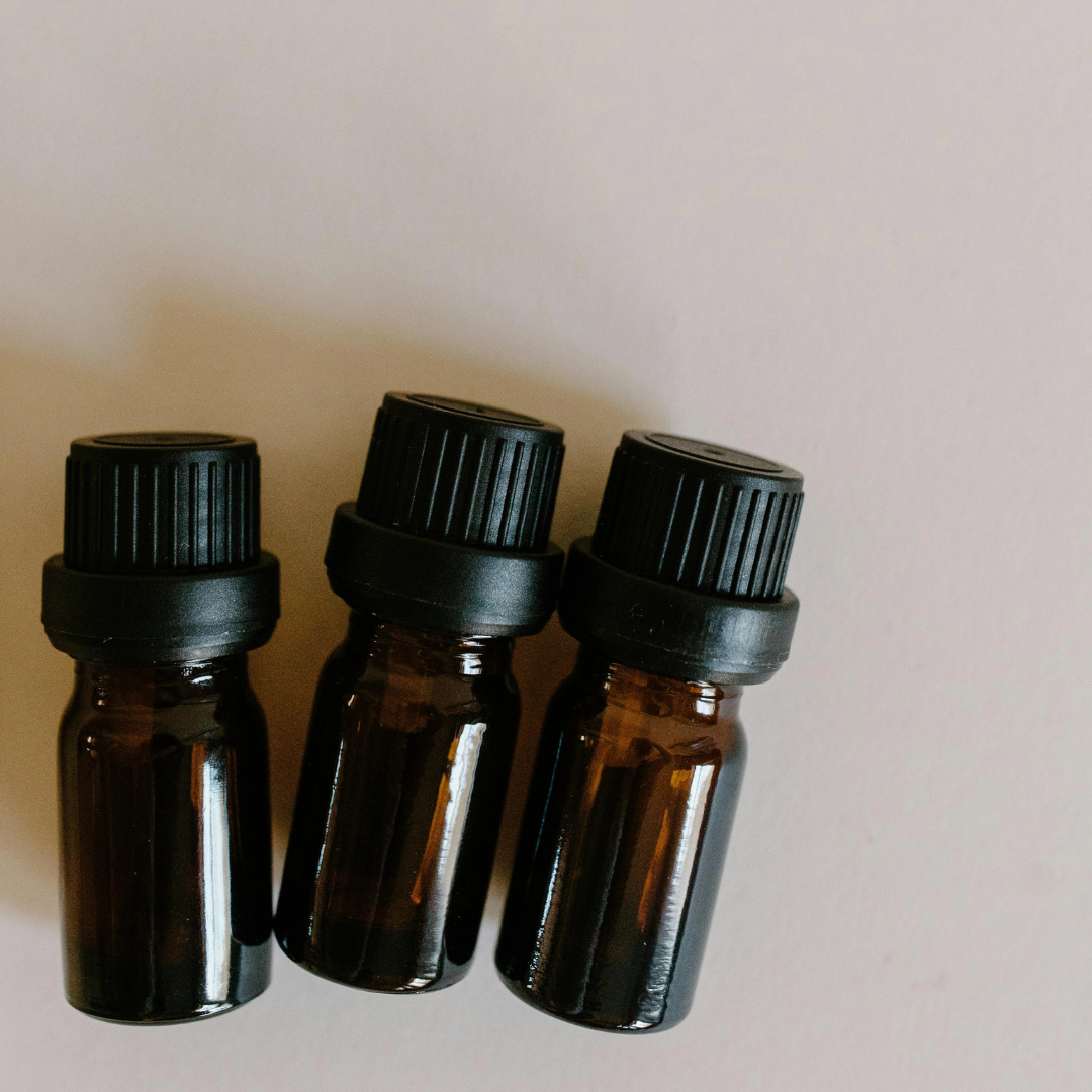 Flacons de parfum illustrant le travail de composition des fragrances au cœur de l’univers BØREA