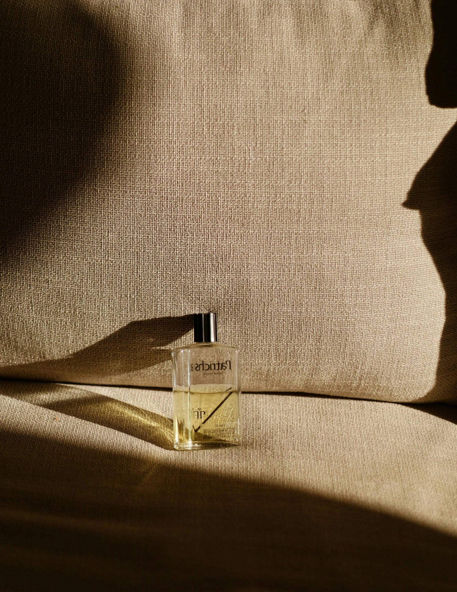 Flacon de parfum dans un salon à l’ambiance douce inspirée des rituels nordiques et du bien-être